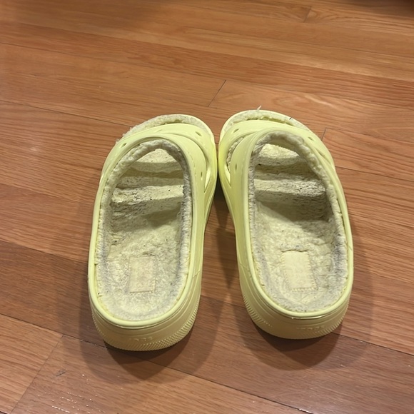 Crocs women’s yellow classic lined cozy sandal size 11. - Picture 5 of 7
